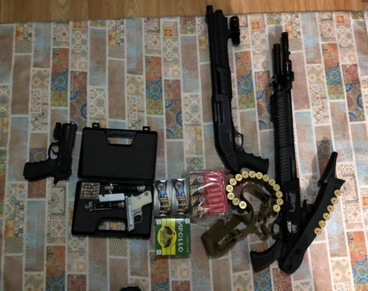 Yatak ve bazalardan mühimmat çıktı