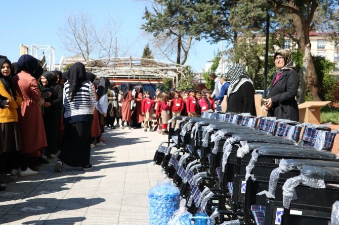 1 milyon mavi kapak 10 engelliye tekerlekli sandalye olarak döndü