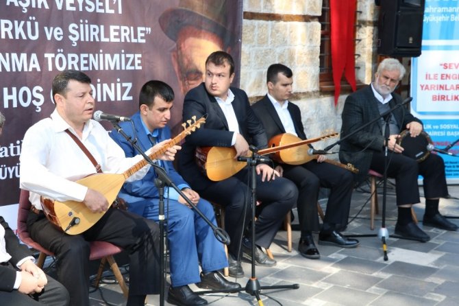 Görme engelliler Aşık Veysel’i türküleriyle andı