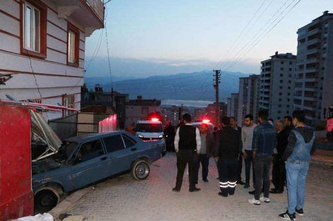 Kontrolden çıkan otomobil evin bahçesine girdi