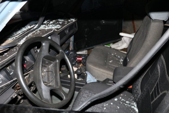 Kontrolden çıkan otomobil evin bahçesine girdi