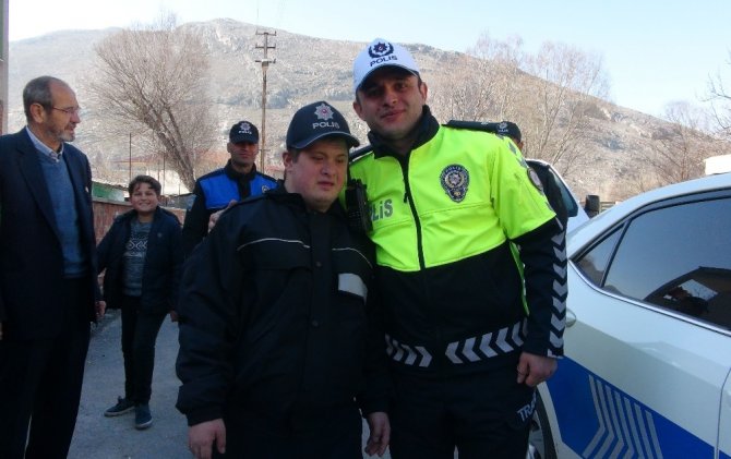 Down sendromlu Ebubekir’in Polis oldu