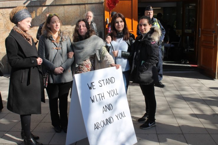 Cami önünde dostluk zinciri oluşturuldu