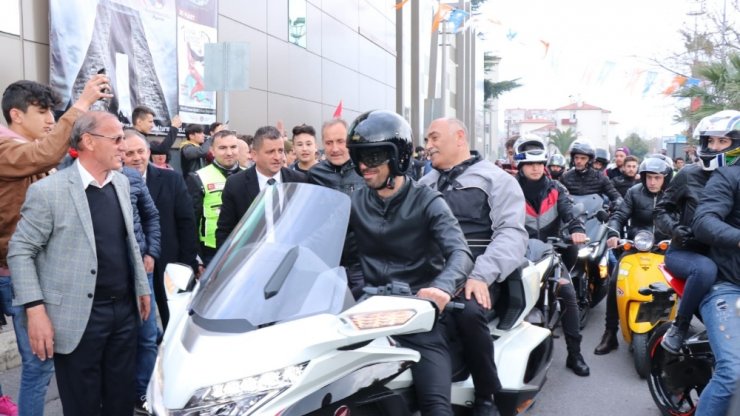 Kenan Sofuoğlu belediye başkan adayıyla motosiklete bindi