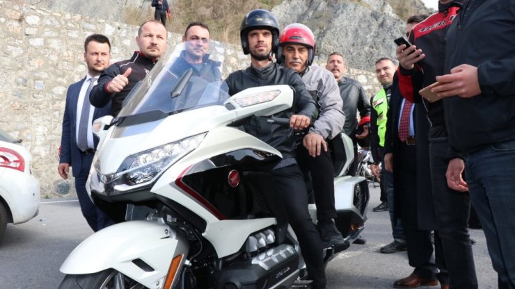 Kenan Sofuoğlu belediye başkan adayıyla motosiklete bindi