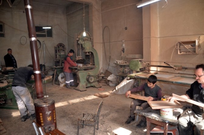 Dört kuşaktır oymacılık ve çeyiz sanatını sürdürüyorlar