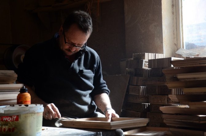 Dört kuşaktır oymacılık ve çeyiz sanatını sürdürüyorlar