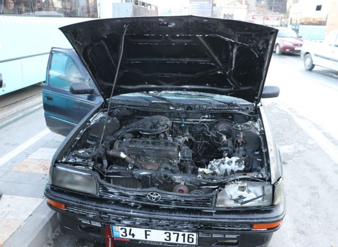 Seyir halinde alev alan otomobil paniğe neden oldu