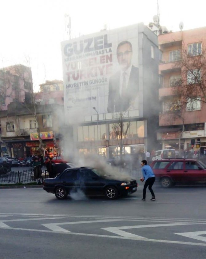 Seyir halinde alev alan otomobil paniğe neden oldu