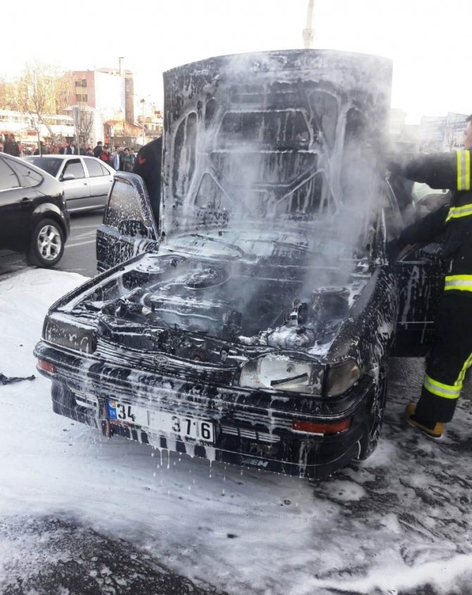 Seyir halinde alev alan otomobil paniğe neden oldu