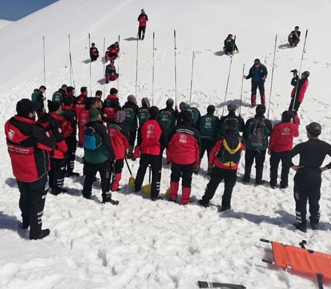 Kahramanmaraş’ta nefes kesen çığ tatbikatı yapıldı