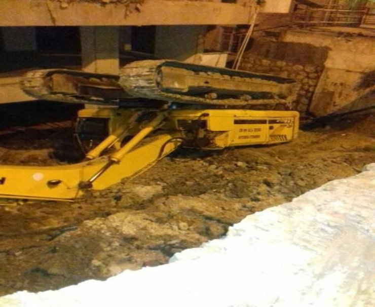 Yol çöktü park halindeki iş makinesi devrildi