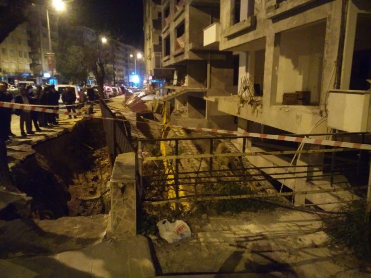 Yol çöktü park halindeki iş makinesi devrildi