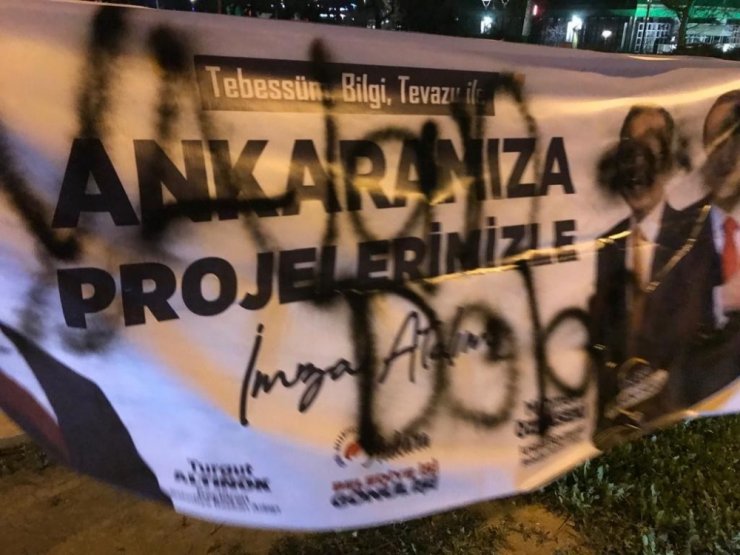 AK Parti afişlerine çirkin saldırı