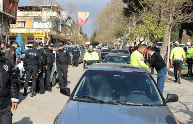 Divanlı'da ortalık karıştı! Eline bıçak alıp koştu