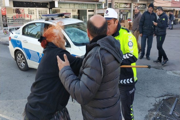 Polis aracının camını kırdılar, bastonla polise saldırdılar
