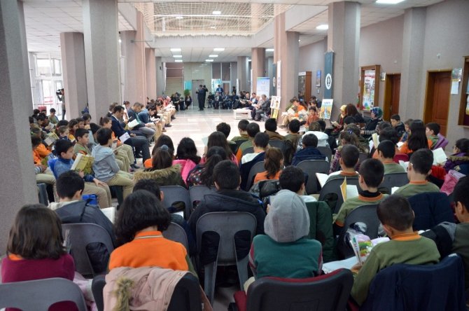 Sessiz sedasız 15 dakika kitap okudulur