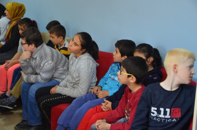 Görme engelliler için kitap okudular