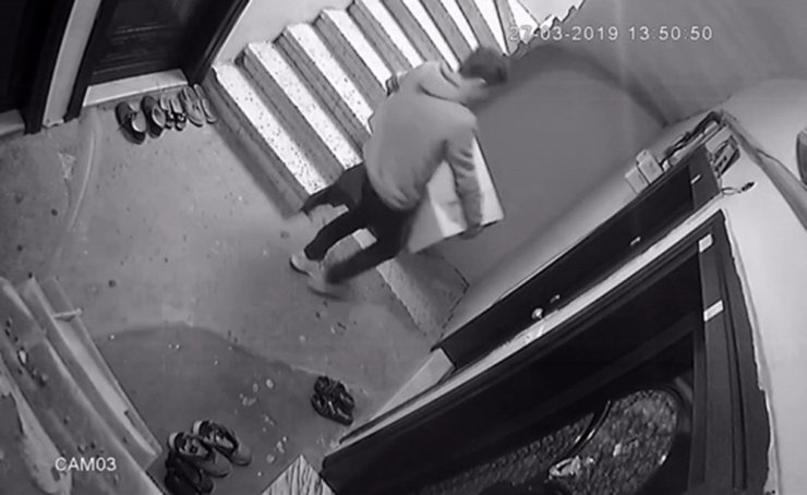 Hırsız, güpegündüz girdiği bir binadan kombi çaldı