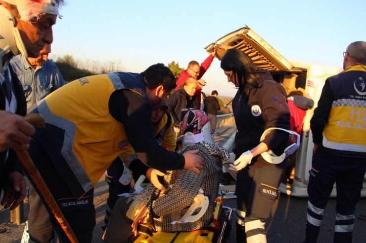 TEM’de minibüs devrildi: 17 yaralı