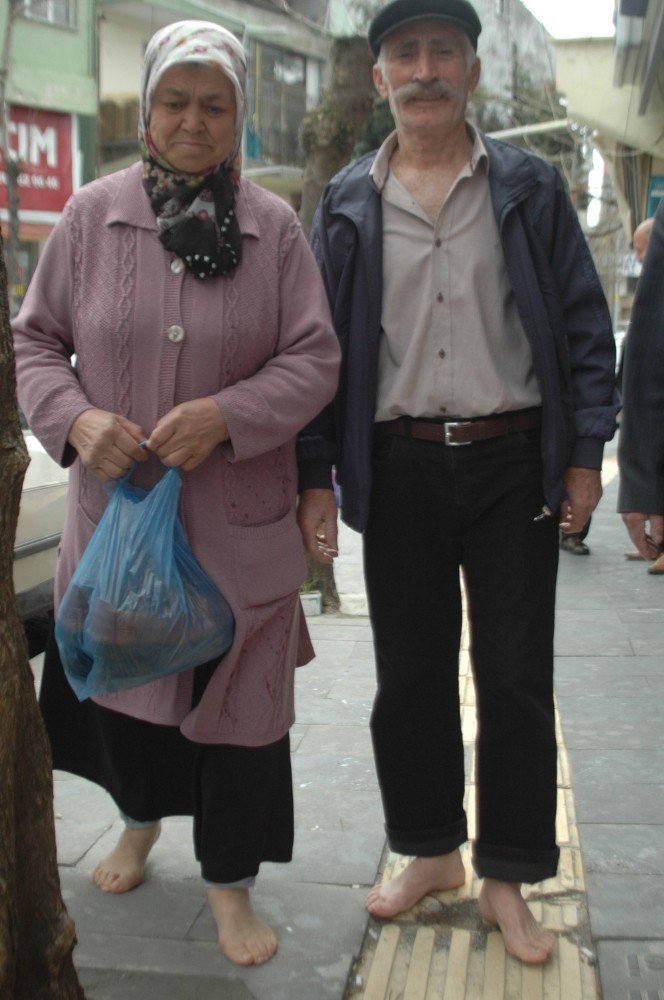 Andırın'da yaşlı çift sandık başına yalın ayak gitti