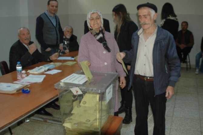 Andırın'da yaşlı çift sandık başına yalın ayak gitti