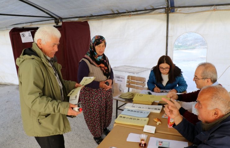 Depremzede seçmenler oyunu çadırda kullandı