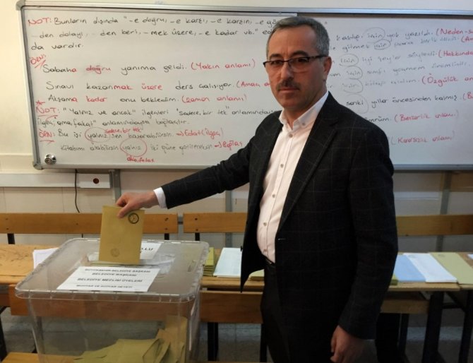 Muhtar adayları okul girişinde Güngör'den oy istedi