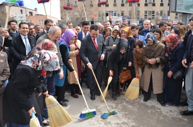 Gürbüz'ün ilk işi makam koltuğunu yakmak oldu