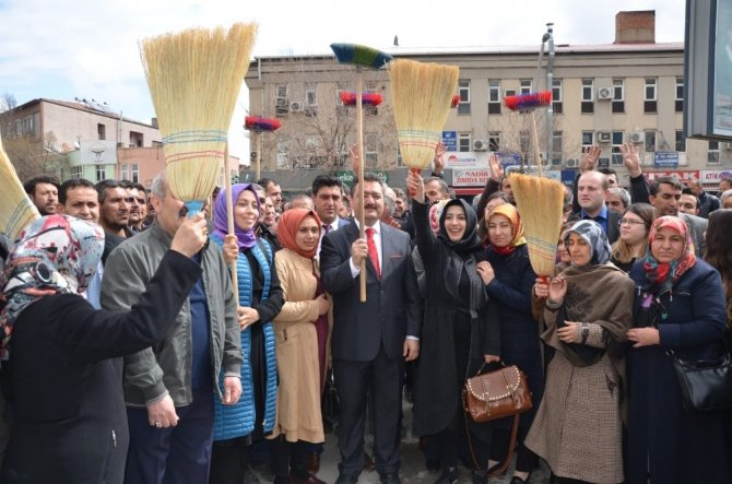 Gürbüz'ün ilk işi makam koltuğunu yakmak oldu