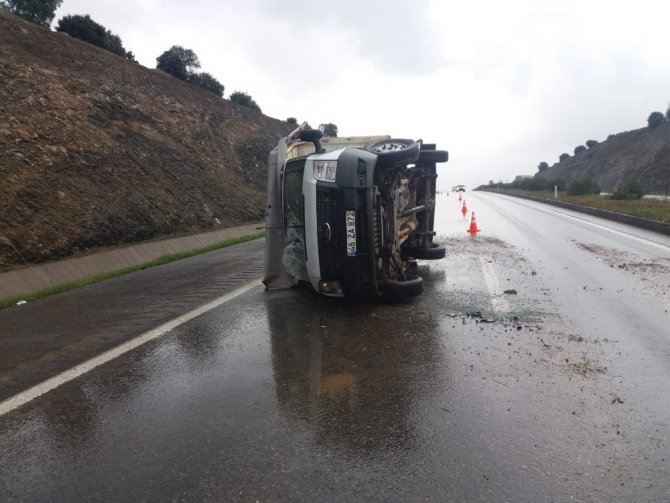 Kahramanmaraş’ta otomobil yoldan çıktı, kamyonet devrildi