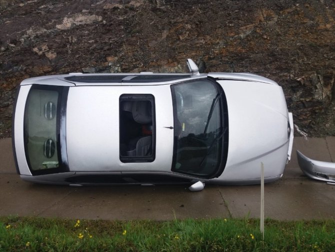Kahramanmaraş’ta otomobil yoldan çıktı, kamyonet devrildi