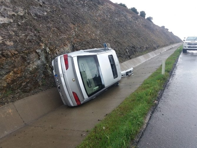 Kahramanmaraş’ta otomobil yoldan çıktı, kamyonet devrildi