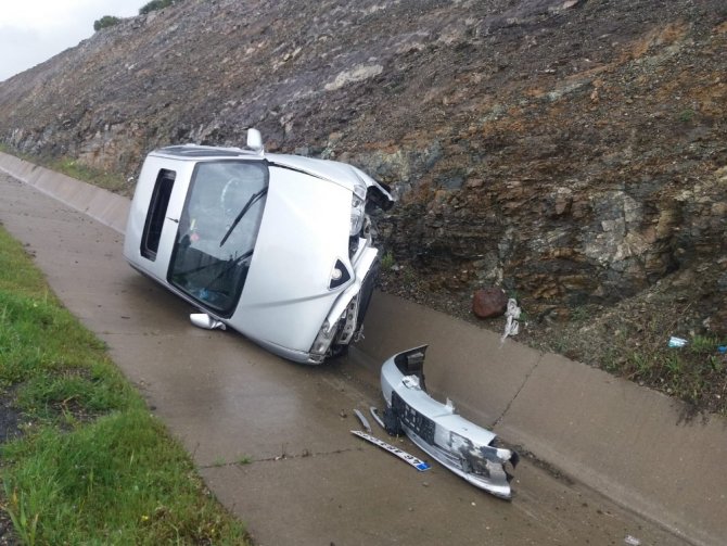 Kahramanmaraş’ta otomobil yoldan çıktı, kamyonet devrildi