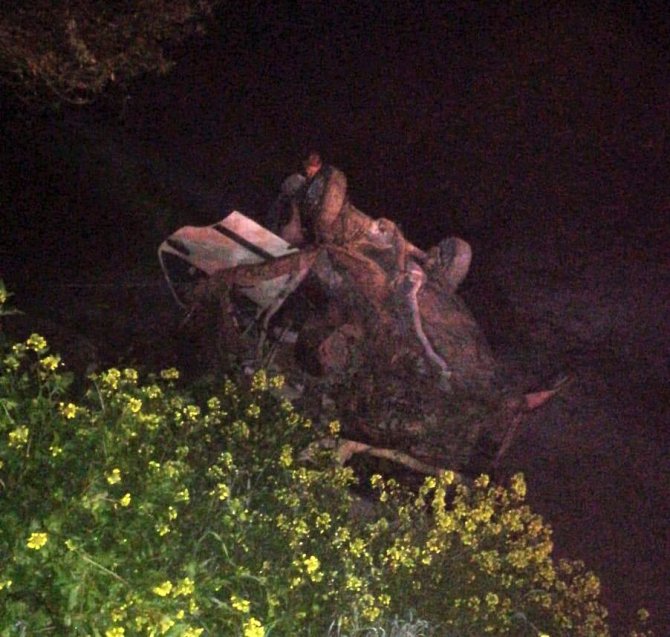 Kahramanmaraş’ta otomobil direğe çarparak devrildi