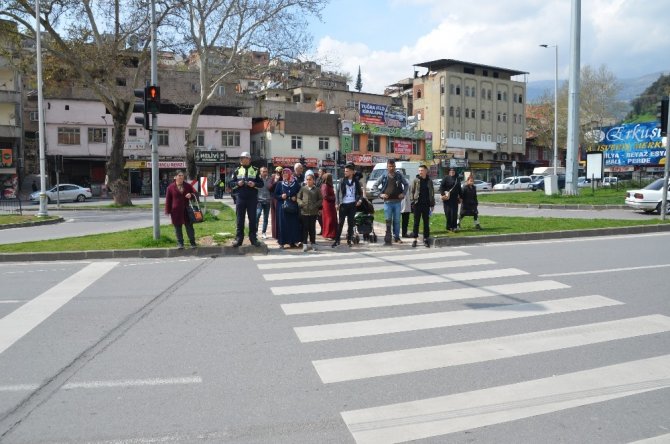 Kahramanmaraş'ta yayalara kırmızı ışık uyarısı yapıldı