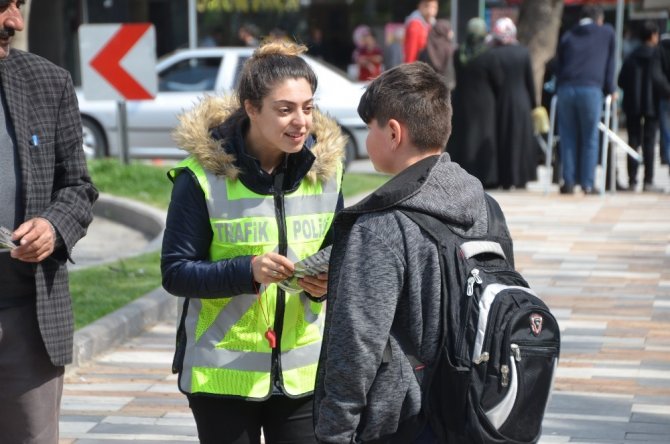 Kahramanmaraş'ta yayalara kırmızı ışık uyarısı yapıldı