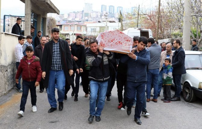 Cinayete kurban giden kadın son yolculuğuna uğurlandı
