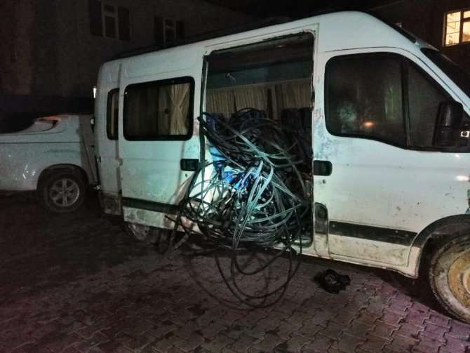 Elbistan'da iletişim kablolarını çalan çete çökertildi