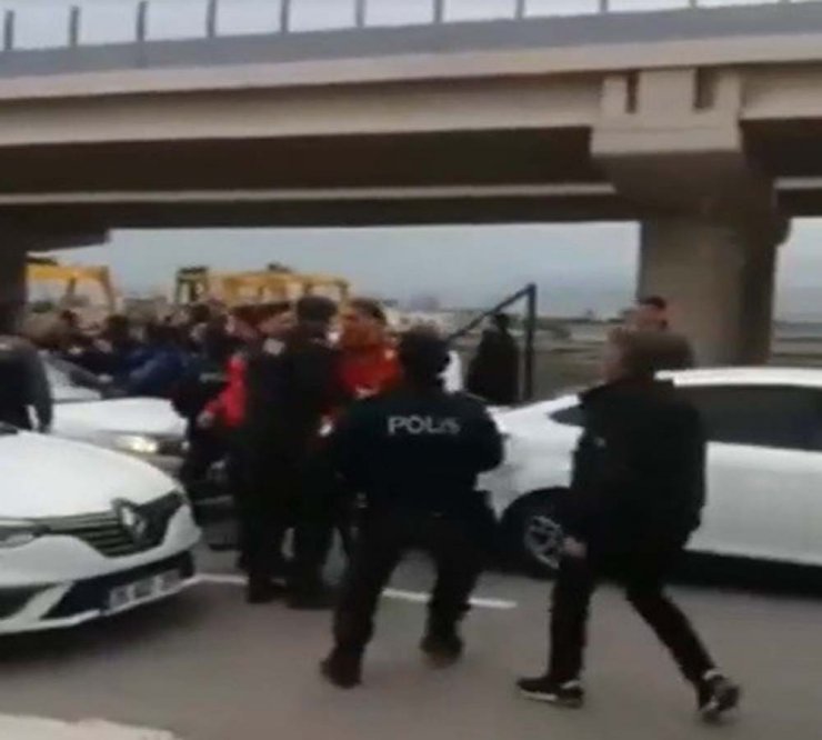 Futbolcu ile taraftarlar birbirine girdi