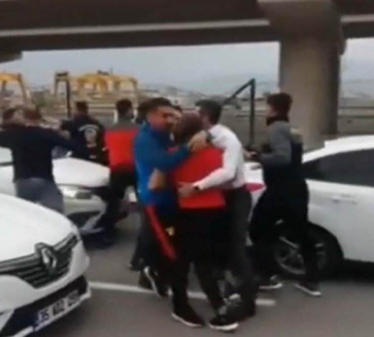 Futbolcu ile taraftarlar birbirine girdi