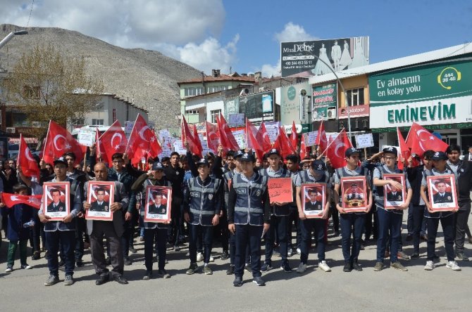 Kahramanmaraş'ta öğrenciler, polisler için yürüdü