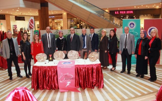 Madalyalı şehirde kağıt rölyef sergisi açıldı