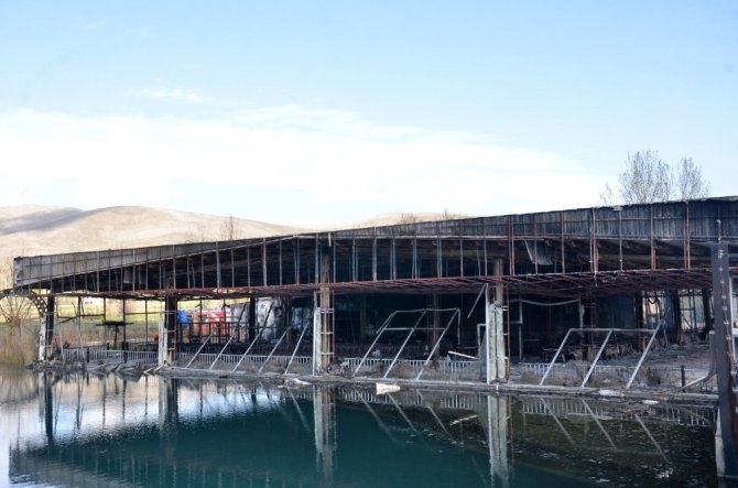 Alabalık tesisi alevlere teslim oldu