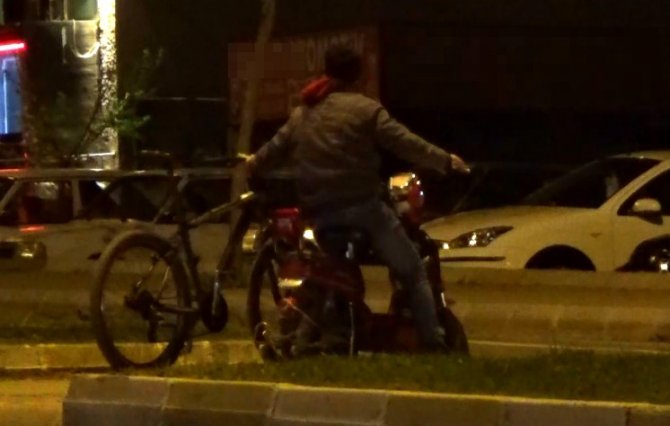 İki bisikleti aynı anda kullandı görenleri hayrete düşürdü