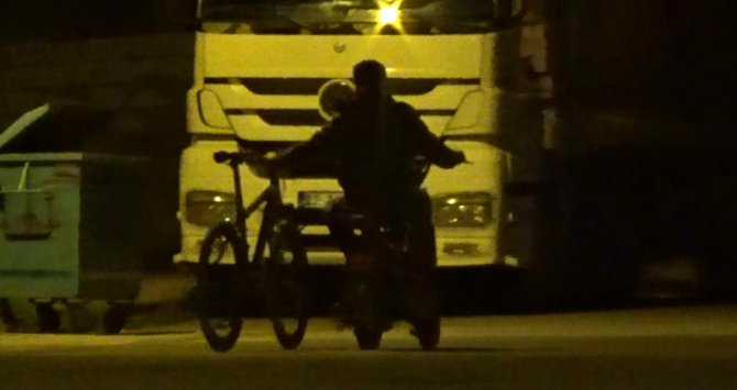 İki bisikleti aynı anda kullandı görenleri hayrete düşürdü