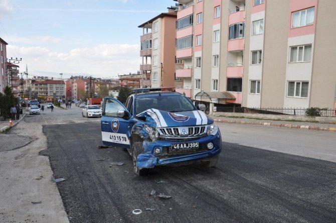 Elbistan'da freni boşalan kamyon kuaföre daldı!