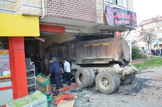 Elbistan'da freni boşalan kamyon kuaföre daldı!