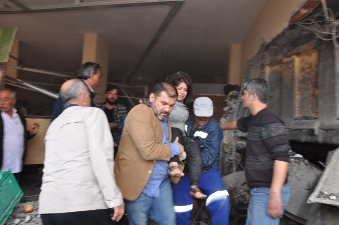 Elbistan'da freni boşalan kamyon kuaföre daldı!