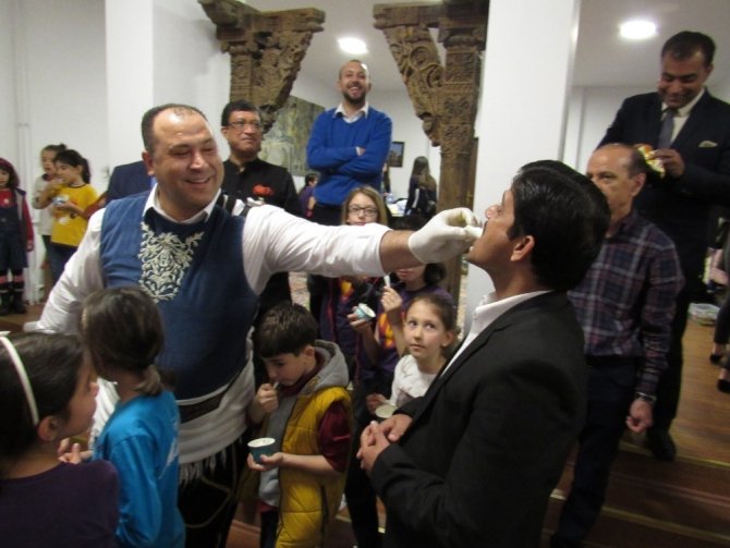 Hindistan Büyükelçiliği’nde Maraş dondurma şov yaptılar